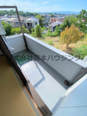 【バルコニー】 | 　私市ロイヤルマンション | 開放的で明るい空間を演出してくれるバルコニーです