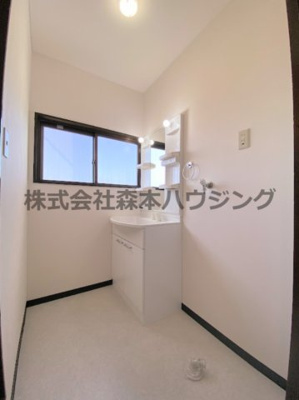 【洗面所】 | 　私市ロイヤルマンション | 明るい洗面所です