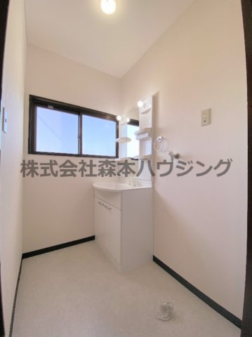 【洗面所】 | 　私市ロイヤルマンション | 明るい洗面所です