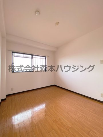 【洋室】 | 　ネストクレール | 使い勝手のいい洋室です