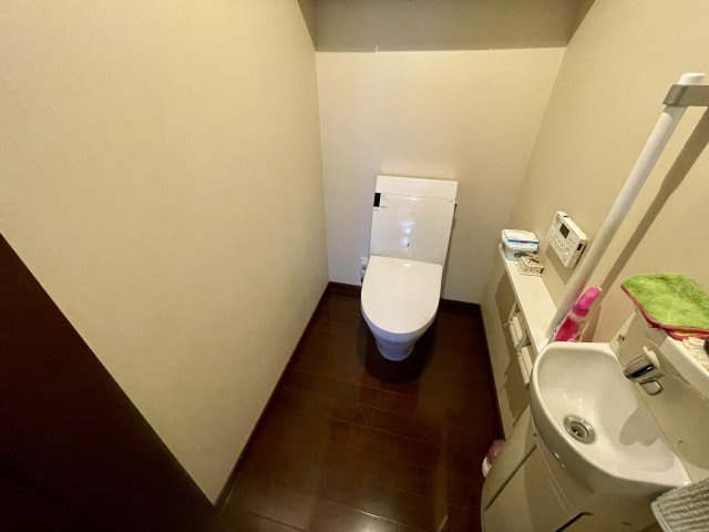 D’グラフォート熊本タワーのトイレ|温水洗浄便座付きのトイレ　手洗い場もありゆとりのある広さです。