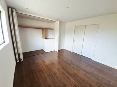 【洋室】 | 紫竹西大門町　一戸建 | 3階洋室8帖、洋服好きの方も嬉しい大きなクローゼット付き