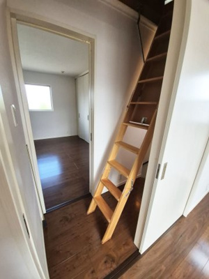 【収納】 | 紫竹西大門町　一戸建 | 3階から屋根裏収納へ