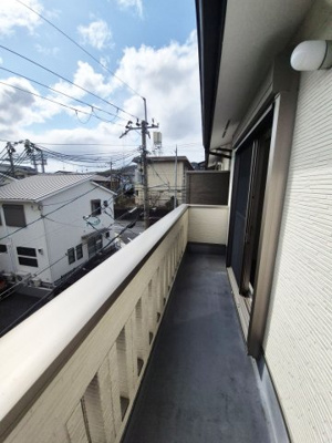 【バルコニー】 | 紫竹西大門町　一戸建 | 南向きバルコニー、陽当り良好です