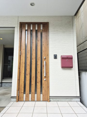 【玄関】 | 紫竹西大門町　一戸建 | 玄関ドア、採光も取れるデザインにつき、室内にも明かりがさします♪