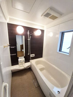 【浴室】 | 紫竹西大門町　一戸建 | 一坪サイズのユニットバス、追焚・浴室暖房乾燥付きです