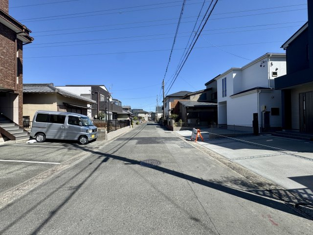 中央区萩丘4丁目　3期全2棟　2号棟の前面道路含む現地写真|車通りも少なく静かな住宅地です。西から東へ撮影。