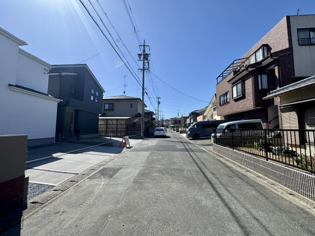 中央区萩丘4丁目　3期全2棟　2号棟の前面道路含む現地写真|東から西へ撮影。