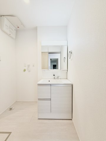 中央区萩丘4丁目　3期全2棟　2号棟の独立洗面台|3面鏡の洗面台は、メイク道具等の細々した物もスッキリと収納していただけます。
