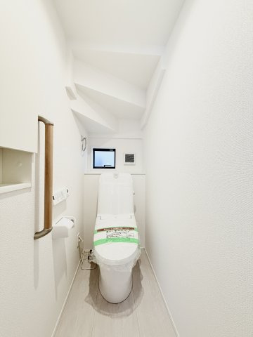 中央区萩丘4丁目　3期全2棟　2号棟のトイレ|トイレは各階に設置されており、忙しい朝の時間帯もスムーズに使用可能です。
