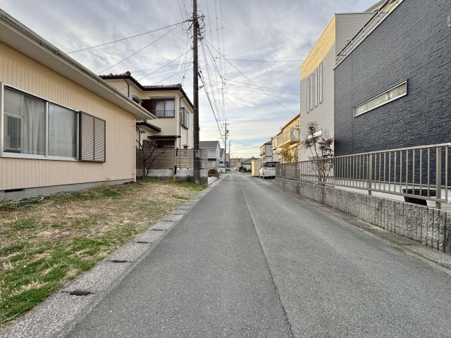 中央区葵西２期の前面道路含む現地写真|前面道路は車がほとんど通らないので、小さいお子さんがいる家庭でも安心できますね。　