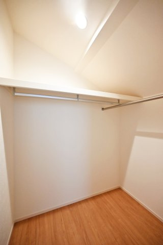 ファーストタウン伊丹市堀池2丁目新築一戸建て｜1SLDK＋駐車1台の収納|-主寝室(2F)- WICLを備えており、夫婦のプライベート用品をすっきり収納することが出来ます。