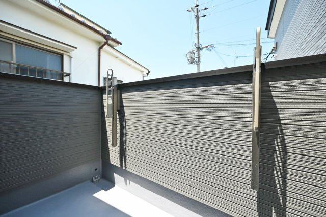 ファーストタウン伊丹市堀池2丁目新築一戸建て｜1SLDK＋駐車1台のバルコニー|2階西面バルコニーです。 物干竿金具が備え付けられています。