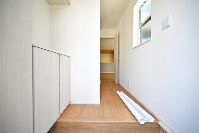 ファーストタウン伊丹市堀池2丁目新築一戸建て｜1SLDK＋駐車1台の玄関|1階玄関に入ってすぐの内観写真です。 上部まで収納があるシューズBOX付き。 毎日使う玄関回りも常に片付いた状態を維持できそうです。