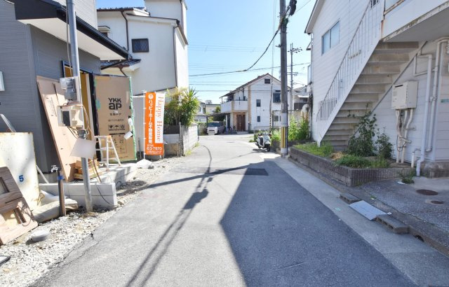 ファーストタウン伊丹市堀池2丁目新築一戸建て｜1SLDK＋駐車1台の前面道路含む現地写真|前面道路幅は西側に約4.3m幅です。