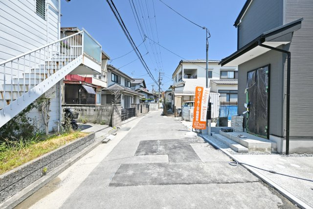 ファーストタウン伊丹市堀池2丁目新築一戸建て｜1SLDK＋駐車1台の居間・リビング|「視覚的に立体的なLDK」を常に考慮した設計が目を惹きます。写真のような折下天井を配置することで空間の住み分けや飽きの来ない生活を実現させます。