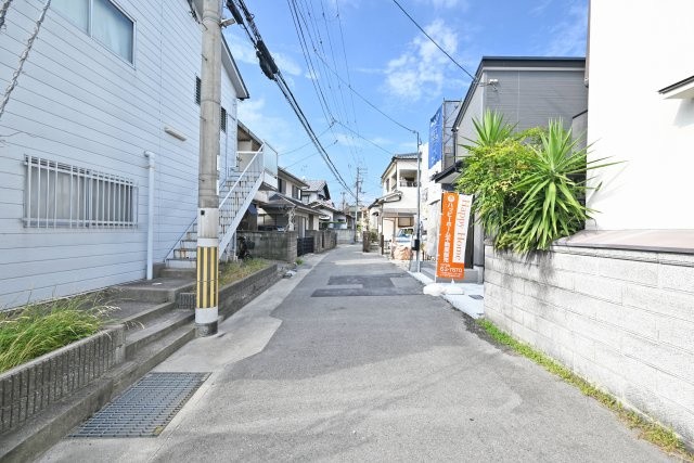 ファーストタウン伊丹市堀池2丁目新築一戸建て｜1SLDK＋駐車1台の前面道路含む現地写真|前面道路幅は西側に約4.3m幅です。