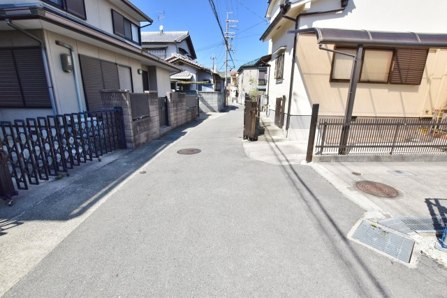 ファーストタウン伊丹市堀池2丁目新築一戸建て｜1SLDK＋駐車1台の前面道路含む現地写真|前面道路幅は西側に約4.3m幅です。