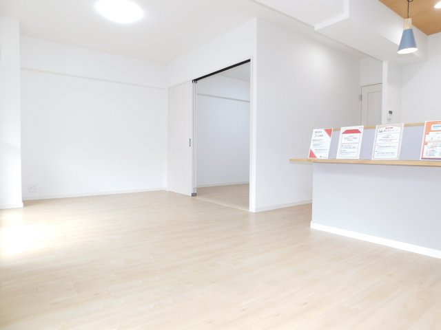 名古屋市中村区名駅南３丁目の中古マンションの居間・リビング|◇リビング◇　　南面で明るいリビング約１６．９帖　リビングが見渡せる対面キッチン♪　（令和８年３月リフォーム済）