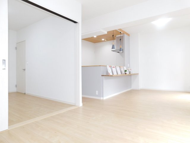 名古屋市中村区名駅南３丁目の中古マンションの居間・リビング|◇リビング◇　　南面で明るいリビング約１６．９帖　洋室と続き間で２１．５帖の空間になります♪　（令和８年３月リフォーム済）