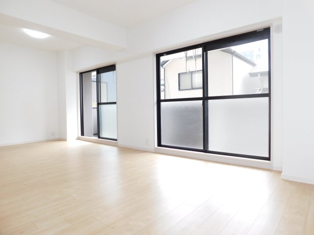 名古屋市中村区名駅南３丁目の中古マンションの居間・リビング|◇リビング◇　　南面で明るいリビング約１６．９帖　大きな窓の開放感のあるリビング♪　（令和８年３月リフォーム済）