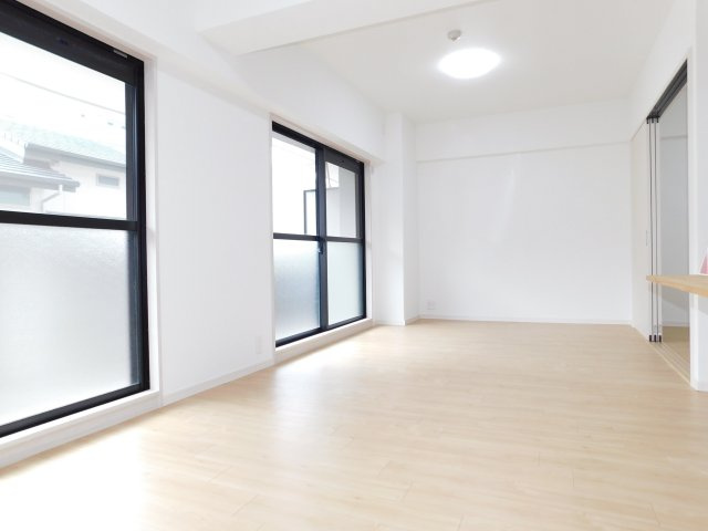 名古屋市中村区名駅南３丁目の中古マンションの居間・リビング|◇リビング◇　　南面で明るいリビング約１６．９帖　インテリアの映えるワイドリビング♪　（令和８年３月リフォーム済）