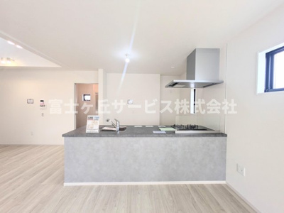 【キッチン】 | 浜松市中央区篠ケ瀬町 新築一戸建て 1号棟 | 前から見たキッチンです