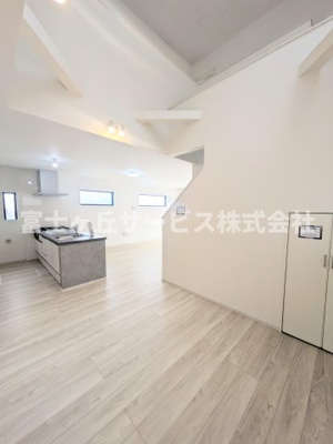 【居間・リビング】 | 浜松市中央区篠ケ瀬町 新築一戸建て 1号棟 | キッチン横に吹抜けのリビングの一部があります