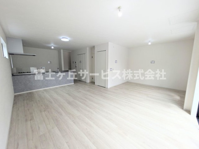 【居間・リビング】 | 浜松市中央区篠ケ瀬町 新築一戸建て 2号棟 | リビングダイニングです