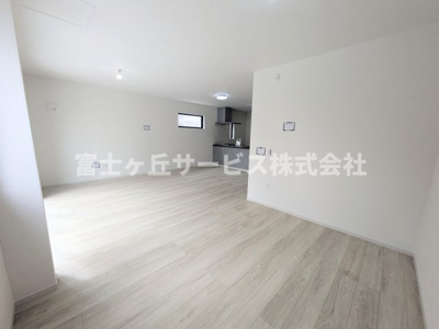 【居間・リビング】 | 浜松市中央区篠ケ瀬町 新築一戸建て 2号棟 | リビングです