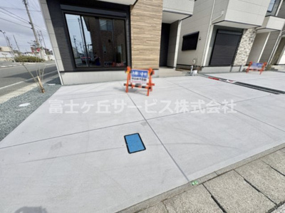 【駐車場】 | 浜松市中央区篠ケ瀬町2丁目 新築一戸建て 2号棟 | 車をお持ちの方に嬉しい駐車場付きの物件です