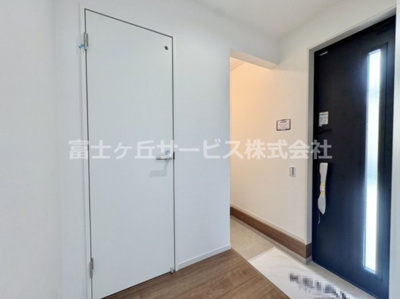 【玄関】 | 浜松市中央区篠ケ瀬町2丁目 新築一戸建て 2号棟 | 収納もある玄関です