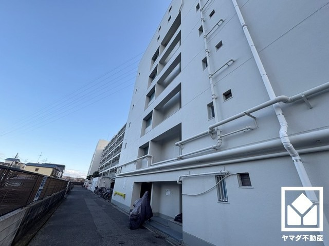 シェトア園田第一の外観|「セブンイレブン尼崎額田町店」まで徒歩8分、「コストコホールセール尼崎倉庫店」まで徒歩10分、ショッピングモール「sononそのだ」まで徒歩11分など、お買い物施設が徒歩圏内に複数あり便利な住環境です