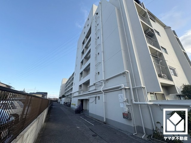 シェトア園田第一の外観|南側に県道338号線が通っています。名神高速道路の尼崎インターチェンジ豊中インターチェンジが車で10分圏内で神戸・大阪方面へも出やすく、車での移動にも便利な立地です。