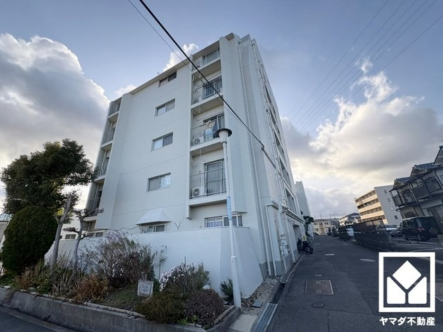 シェトア園田第一の外観|トイレは温水洗浄便座付きで、季節を問わずいつでも温かい便座をお使いいただけます。