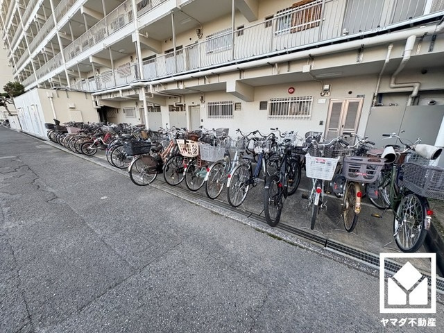 シェトア園田第一の駐車場|広々としており、使い勝手の良い駐輪場・バイク置き場がございます。