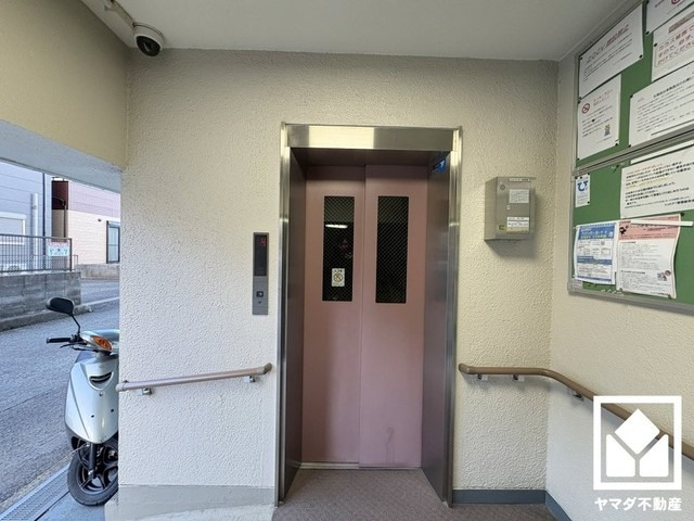シェトア園田第一のその他共用部分|防犯カメラが設置されておりセキュリティにも配慮されています。