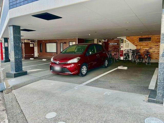 アバンギャルドの駐車場