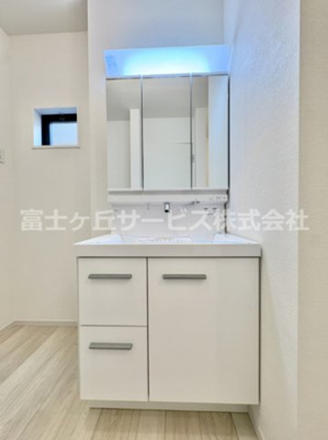 【独立洗面台】 | 浜松市中央区篠ケ瀬町2丁目 新築一戸建て 2号棟 | 独立洗面台、朝の身支度には欠かせません