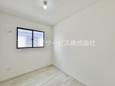 【洋室】 | 浜松市中央区篠ケ瀬町2丁目 新築一戸建て 2号棟 | コンパクトで使いやすい洋室です