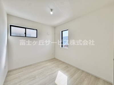【洋室】 | 浜松市中央区篠ケ瀬町2丁目 新築一戸建て 2号棟 | コンパクトで使いやすい洋室です