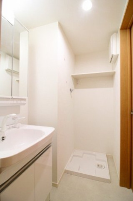 THE NOBLES 花畑駅前の洗面所|明るい洗面所です★