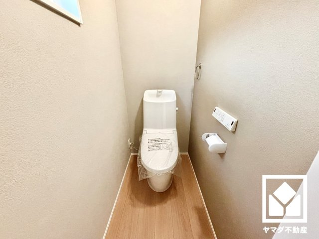 西宮市浜甲子園１丁目　第7　A号地のトイレ|明るく清潔感溢れるトイレです。トイレが1階と2階にあるので、朝の忙しい時間帯も混雑を避けられます。