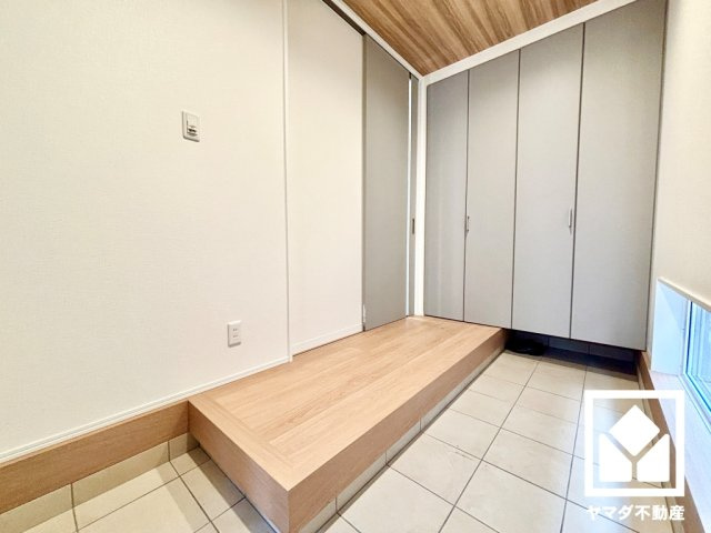 西宮市浜甲子園１丁目　第7　A号地の玄関|玄関にはシューズインクロークを設置。家族の靴もしっかり収納できるので、玄関がいつも片付き、気持ちよくお客様を迎えられます。