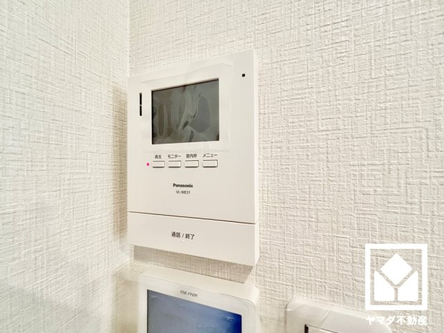 西宮市浜甲子園１丁目　第7　A号地のセキュリティ|突然の来訪時にも防犯面で心強いモニター付きインターホンを設置。お留守番中のお子様も、室内からスムーズに相手の確認ができます。