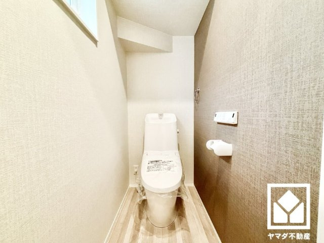 西宮市浜甲子園１丁目　第7　B号地のトイレ|明るく清潔感溢れるトイレです。トイレが1階と2階にあるので、朝の忙しい時間帯も混雑を避けられます。