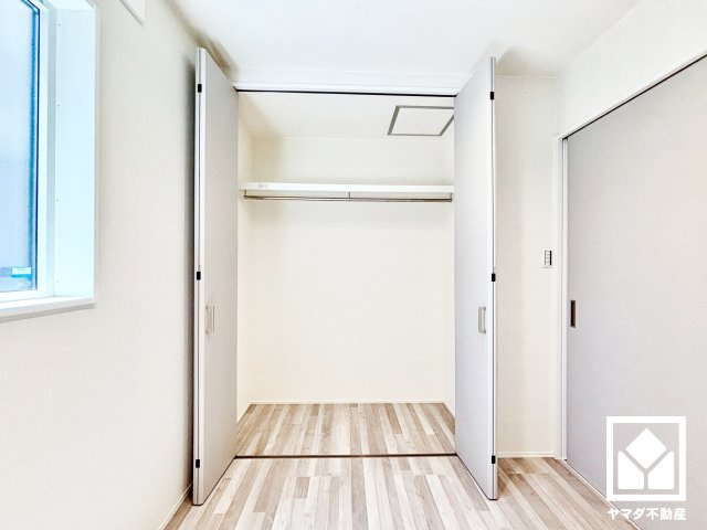 西宮市浜甲子園１丁目　第7　B号地の収納|新たに家具を買わなくても良いので、ハンガーパイプ付きのクローゼットは嬉しいですね。奥行きがあるので、収納力も申し分ありません。
