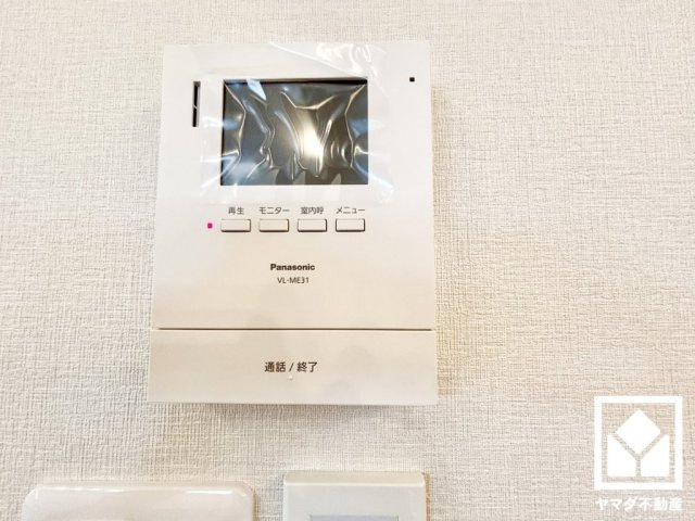 西宮市南甲子園２丁目　第10　C号地の設備|突然の来訪時にも防犯面で心強いモニター付きインターホンを設置。お留守番中のお子様も、室内からスムーズに相手の確認ができます。