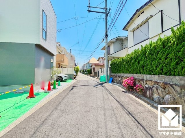 西宮市南甲子園２丁目　第10　C号地の前面道路含む現地写真|「コープミニ南甲子園」まで徒歩1分、「ローソン西宮南甲子園店」まで徒歩8分、「ザグザグ甲子園九番町店」まで徒歩9分など、お買い物施設が徒歩圏内に複数あり便利な住環境です。