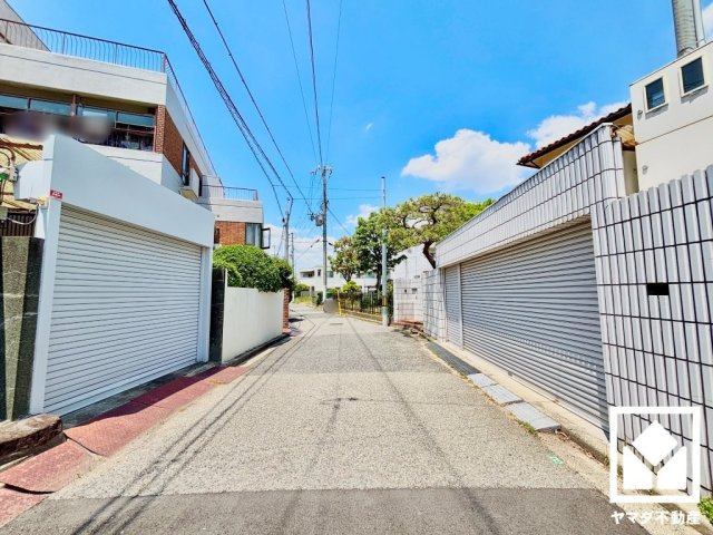 西宮市南甲子園２丁目　第10　C号地の前面道路含む現地写真|「南甲子園小学校」まで徒歩6分。低学年のお子様の通学にも無理のない距離です。